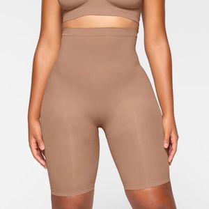 SKIMS - SCULPTING SHORT ABOVE THE KNEE W/ OPEN GUSSET